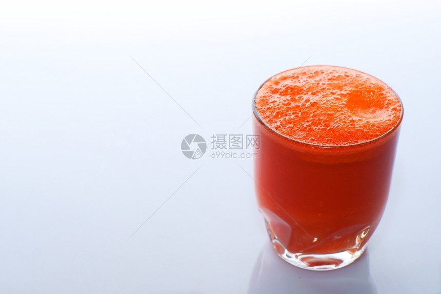玻璃中的胡萝卜果汁图片