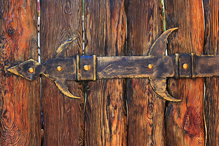 锁着的旧木门前是棕色的图片