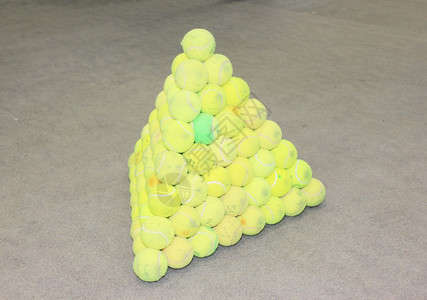 网球以金字塔的形式收集网球图片