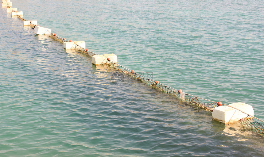 水中浮一堆云阳光照耀的海浪图片