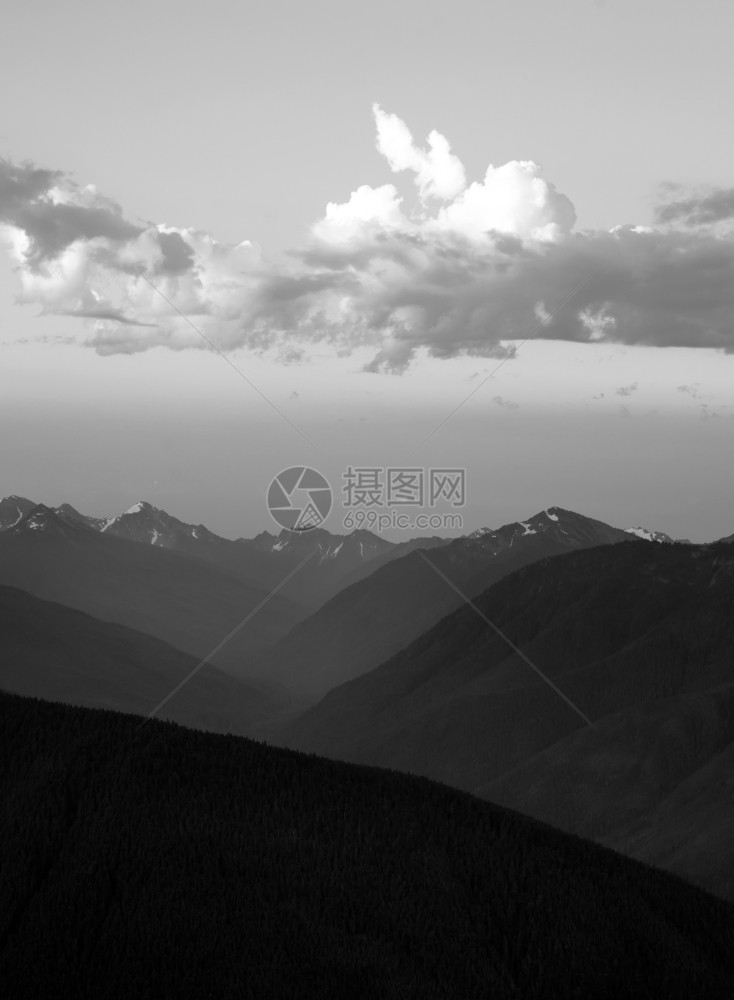 奥鲁皮奇山脉与日出时的天空对抗图片