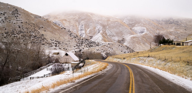 农村冬季的公路风吹过农村背景图片