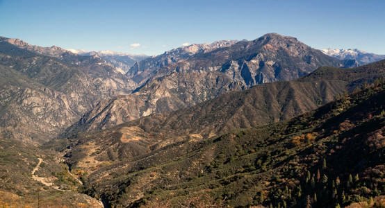 中加利福尼亚州东部崎岖不平的地形图片