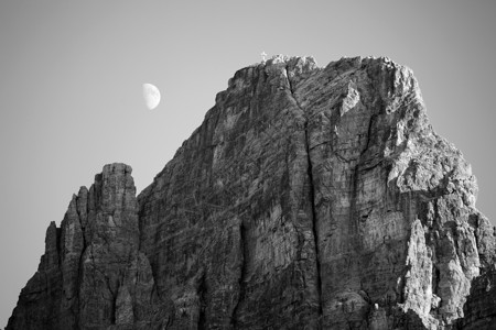 意大利多洛米特的黑白月亮图像背景图片