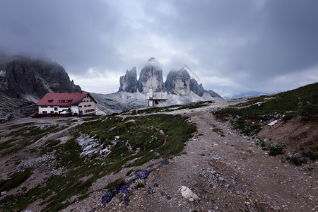 萨米特意大利多洛米特人云雾之夜Treime和RifugioChidalli背景