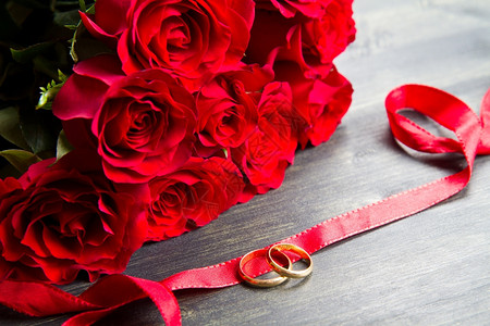 Valentinevalentine一天红玫瑰和结婚戒指背景