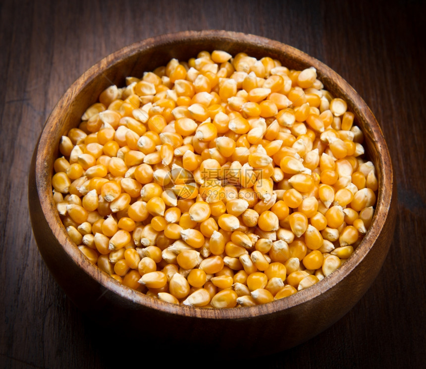 内核木碗上的玉米种子图片