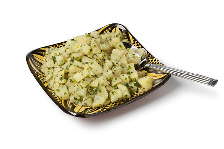 白色背景的传统土豆沙拉图片