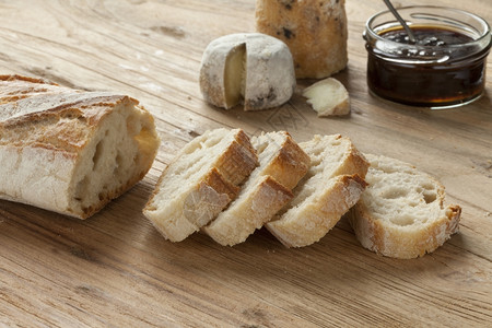 传统的法国原面包饼以切片制成图片