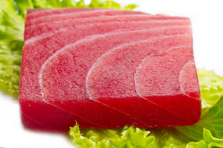 白底沙拉的鱼刺图片