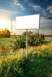 心花路放在路边的田里放广告牌背景