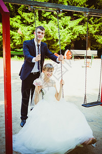公园中美丽的年轻结婚夫妇秋的金发新娘和郎图片