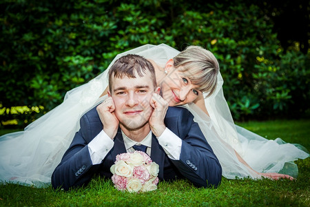 快乐的年轻结婚夫妇野餐背景图片