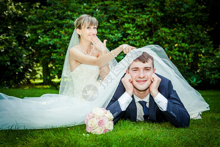 快乐的年轻结婚夫妇野餐背景图片