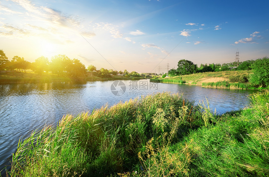 夏天在清凉的河流上明亮日落图片