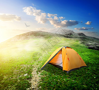 春季山谷旅游帐篷图片
