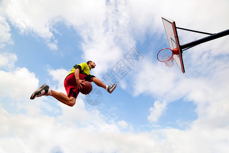 真人飞绸年轻人跳着做了一场精彩的篮球比赛城市真人背景
