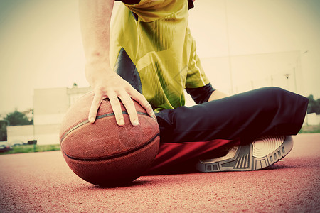篮球场上的年轻人坐在球场上玩街头训练活动图片