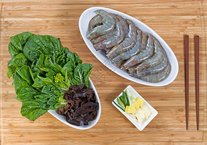 生蔬菜新鲜大虾姜绿洋葱大蒜和天然竹木的筷子图片