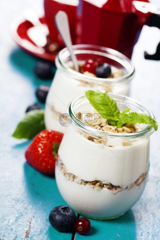 健康早餐带有梅斯利和浆果的酸奶健康和饮食概念图片