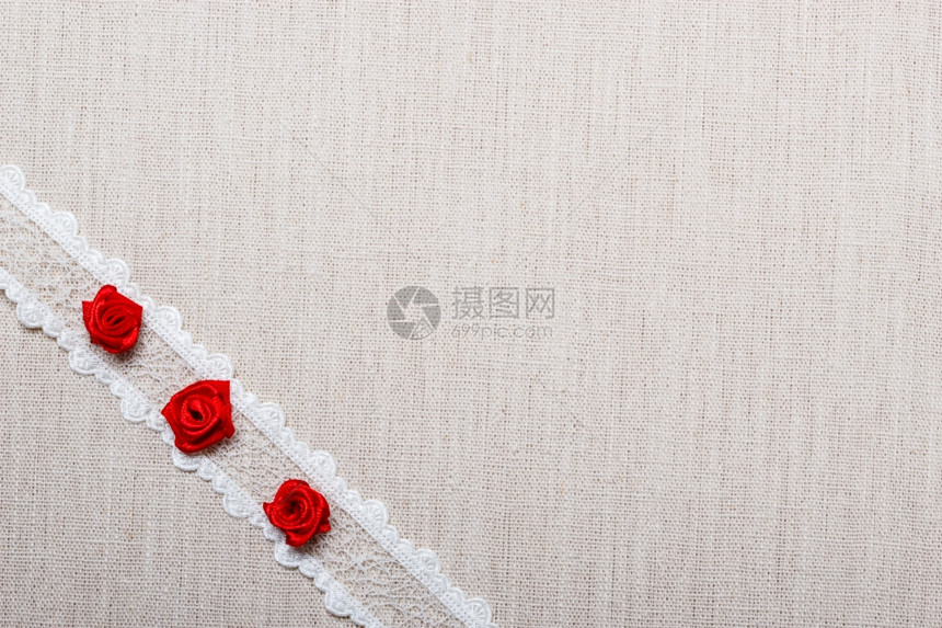 情人节婚礼请柬或贺卡红装饰的丝绸玫瑰花面纱布底带边框图片