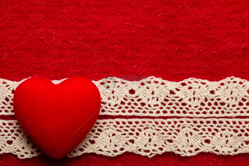 情人节或婚礼概念抽象的红布背景上装饰心脏带边框图片