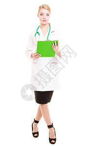 妇女穿白色实验室大衣有听诊器医生与剪贴板隔绝医疗人员负责保险图片