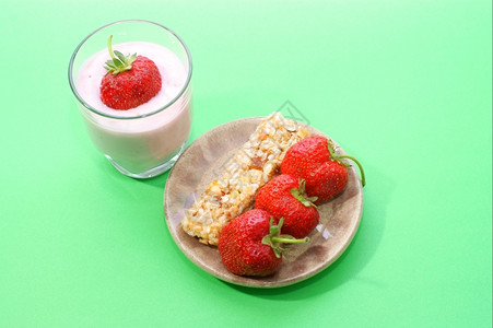 玉米小麦草莓冰淇淋绿色背景图片
