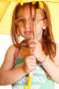 戴眼镜的小女孩打着伞图片