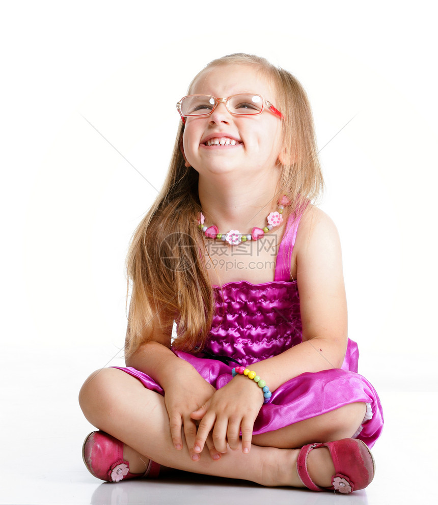 戴眼镜的女孩开心的坐地上图片