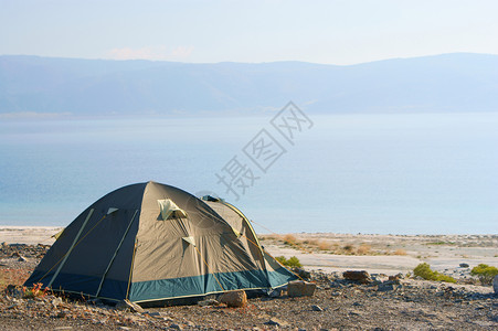 帐篷湖泊蓝天和山丘图片