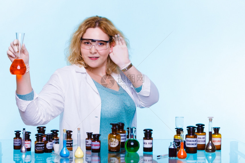 实验室化学女家或生科研究员化玻璃器械手握耳朵听蓝色音图片