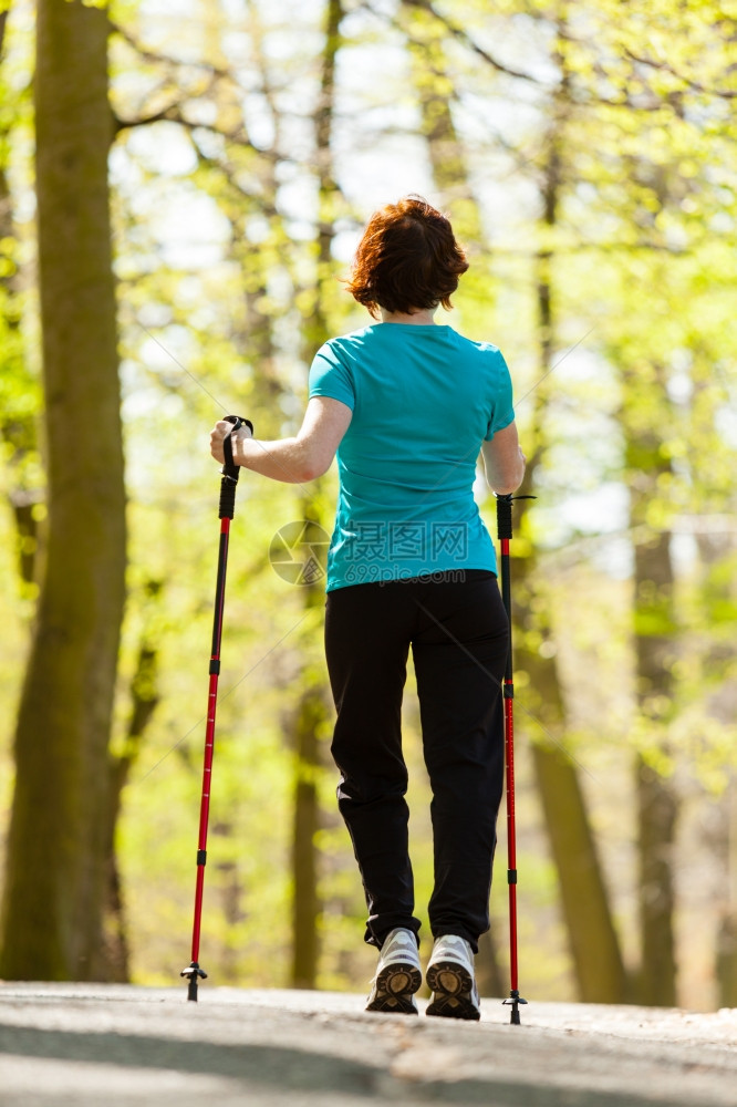 北欧人散步女在森林或公园远足积极健康的生活方式图片