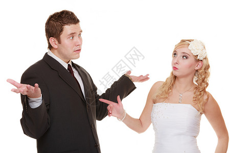 夫妻吵架冲突坏关系愤怒的女人新娘和郎打架图片