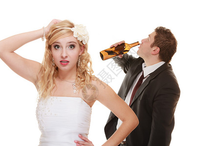 酒精上瘾夫妻结婚不快乐的新娘和酒郎展望未来的妇女做出决策暴力酗酒问题概念背景