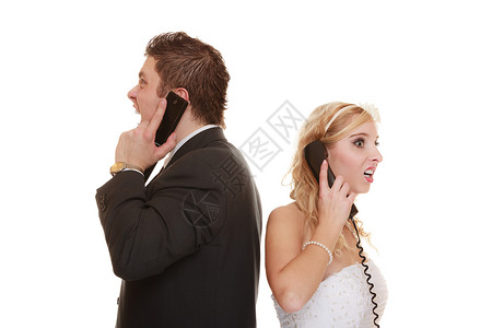 夫妻关系困难愤怒的女人和男在电话上交谈夫妻新郎吵架图片
