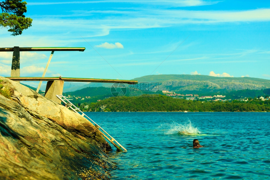 暑假和危险运动潜水板视图跳的板浮游风景图片