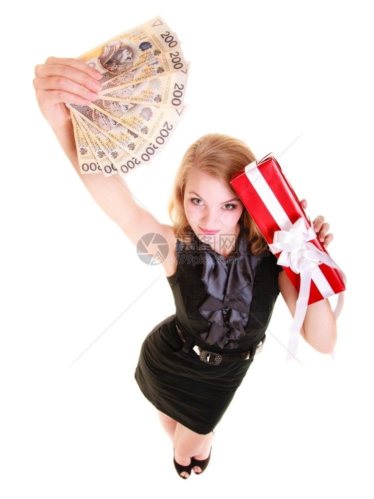 穿着黑色衣服的金发女孩年轻黑衣子带着大红色圣诞礼物盒带彩和油币钞票快乐地笑图片