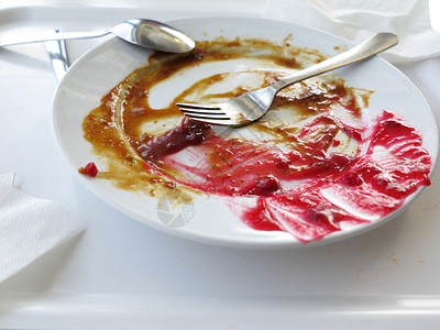 一个空盘子吃完饭后脏兮的图片