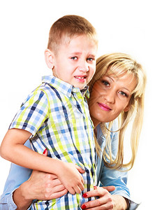 哭泣金发男孩儿拥抱他的母亲图片