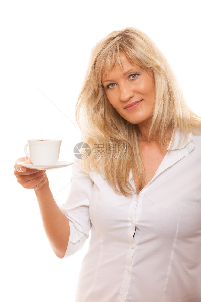 人幸福饮酒和食物概念女婴喝茶或咖啡杯热饮料白背景图片