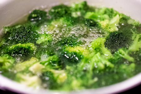 热水中沸的新鲜绿花椰菜高清图片