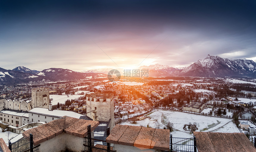 阿尔卑斯山上美丽的日落全景镜头图片