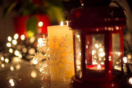 圣诞灯光烧蜡烛和桌上旧灯笼的紧贴照片图片