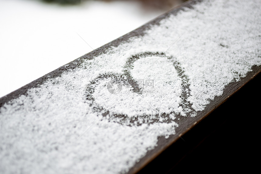 在白雪上画出的心脏近距离照片图片