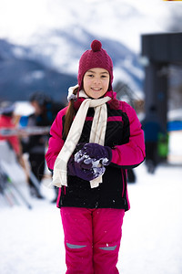 穿着粉色滑雪套装的女孩图片