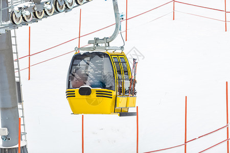 黄色树懒滑雪阿尔卑斯山滑坡上黄色电缆车的照片背景