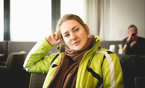 在山顶餐厅休息的滑雪女子肖像图片