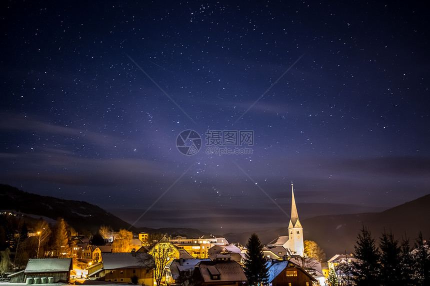 星空下的城市夜景图片