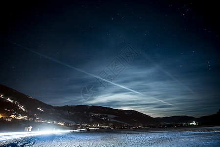 星夜的雪覆盖着美丽奥地利高阿尔卑斯山的风景图片